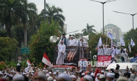 Ketua Dewan Pembina GNPF-MUI Habib Rizieq Shihab bersama Wakil Ketua GNPF-MUI Zaitun Rasmin melakukan orasi usai Aksi Bela Islam III di kawasan silang Monas, Jakarta, Jumat (2/12). 