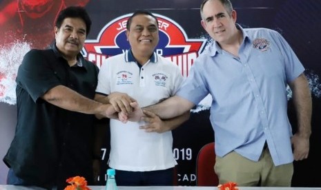 Ketua Dewan Pembina Indonesia Jetsport Boating Association (IJBA) Syafruddin (tengah) dan Ketua IJBA Saiful Sutan Aswar (kiri).