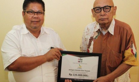  Ketua Dewan Pembina JSIT Sukro Muhab (kiri) menyerahkan bantuan kemanusiaan untuk rakyat Palestina melalui Ketua Umum Komite Nasional untuk Rakyat Palestina (KNRP) Suripto senilai Rp 220 juta di Jakarta, Rabu (23/8).