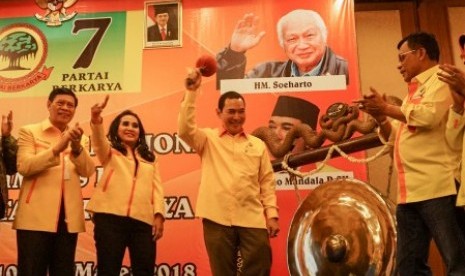 Ketua Dewan Pembina Partai Berkarya Hutomo Mandala Putra atau Tommy Soeharto (ketiga kiri) didampingi Ketua Umum Neneng A Tuti (kedua kiri), Ketua Dewan kehormatan Muchdi PR (kanan) dan Ketua Dewan Pertimbangan Tedjo Edhy Purdijatno (kiri) memukul gong saat pembukaan Rapat Pimpinan Nasional (Rapimnas) III Partai Berkarya di Solo, Jawa Tengah, Sabtu (10/3). Rapimnas yang akan berlangsung hingga 13 Maret tersebut membahas strategi pemenangan Partai Berkarya di Pemilu Legislatif dan posisi politiknya pada Pilpres 2019. 