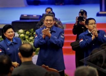 Ketua Dewan Pembina Partai Demokrat (PD) Susilo Bambang Yudhoyono (tengah) didampingi Ibu Ani Yudhoyono (kiri) serta Ketua Umum Partai Demokrat Anas Urbaningrum (kanan) hadir dalam pembukaan Rapat Koordinasi Nasional di Sentul International Convention Cent