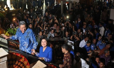  Ketua Dewan Pembina Partai Demokrat, Susilo Bambang Yudhoyono didampingi Ibu Ani Yudhoyono tiba di lokasi Kongres Luar Biasa Partai Demkorat di Denpasar,Sabtu (30/3).(Republika/Aditya Pradana Putra)