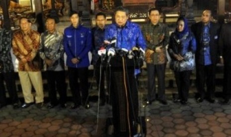 Ketua Dewan Pembina Partai Demokrat Susilo Bambang Yudhoyono (SBY) didampingi para petinggi partai, memberikan keterangan kepada wartawan di kediaman presiden di Puri Cikeas, Jabar, Senin (11/7) malam.