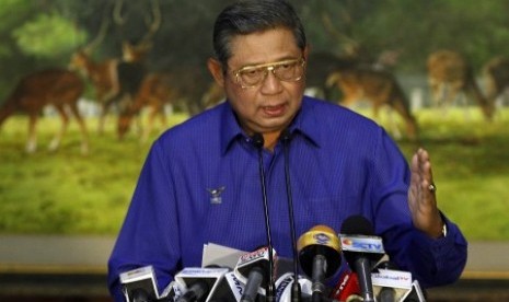  Ketua Dewan Pembina Partai Demokrat yang juga Ketua Majelis Tinggi Partai Demokrat Susilo Bambang Yudhoyono memberikan pernyataan pers di Pendopo, Kediaman Pribadi, Puri Cikeas, Kabupaten Bogor, Jawa Barat, Jumat (8/2) malam. 