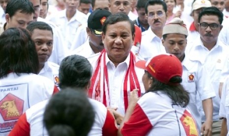  Ketua Dewan Pembina Partai Gerindra, Prabowo Subianto disambut kader partai di Bandara Pattimura, Ambon, Jumat (29/4).