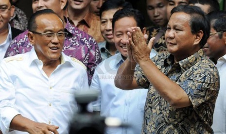 Ketua Dewan Pembina Partai Gerindra Prabowo Subianto (kanan) bersama Ketua Umum Partai Golkar Aburizal Bakrie memberikan keterangan pers usai pertemuan tertutup di  Jakarta, Selasa (29/4). (Republika/Aditya Pradana Putra )