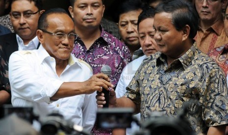 Ketua Dewan Pembina Partai Gerindra Prabowo Subianto (kanan) bersama Ketua Umum Partai Golkar Aburizal Bakrie memberikan keterangan pers usai pertemuan tertutup di  Jakarta, Selasa (29/4). (Republika/Aditya Pradana Putra )