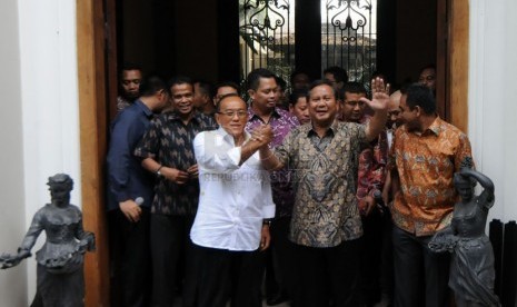 Ketua Dewan Pembina Partai Gerindra Prabowo Subianto (kanan) bersama Ketua Umum Partai Golkar Aburizal Bakrie memberikan keterangan pers usai pertemuan tertutup di  Jakarta, Selasa (29/4). (Republika/Aditya Pradana Putra )