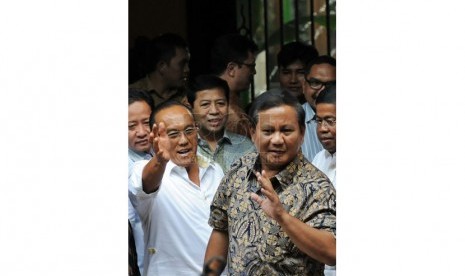 Ketua Dewan Pembina Partai Gerindra Prabowo Subianto (kanan) bersama Ketua Umum Partai Golkar Aburizal Bakrie memberikan keterangan pers usai pertemuan tertutup di  Jakarta, Selasa (29/4). (Republika/Aditya Pradana Putra )