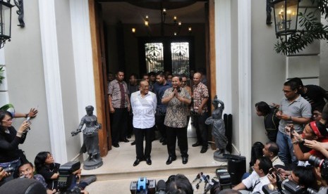 Ketua Dewan Pembina Partai Gerindra Prabowo Subianto (kanan) bersama Ketua Umum Partai Golkar Aburizal Bakrie memberikan keterangan pers usai pertemuan tertutup di  Jakarta, Selasa (29/4). (Republika/Aditya Pradana Putra )