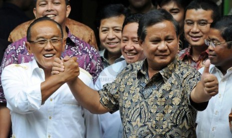 Ketua Dewan Pembina Partai Gerindra Prabowo Subianto (kanan) bersama Ketua Umum Partai Golkar Aburizal Bakrie memberikan keterangan pers usai pertemuan tertutup di  Jakarta, Selasa (29/4). (Republika/Aditya Pradana Putra )