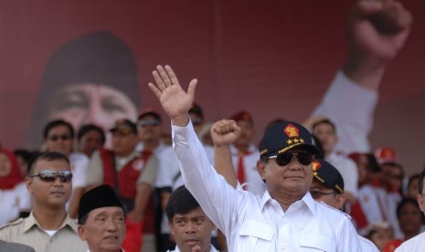 Ketua Dewan Pembina Partai Gerindra Prabowo Subianto (kanan) menyapa simpatisan partai ketika kampanye nasional terakhir di Gelora 10 Nopember Surabaya, Jatim, Sabtu (5/4). 