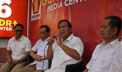 Ketua Dewan pembina Partai Gerindra Prabowo Subianto (kedua kanan) didampingi Ketua Umum Partai Gerindra Suhardi (kanan), Ketua Bappenas Partai Gerindra Muklas Sadikin (kedua kiri) dan Kepala Gerindra Media Center (GMC) Ariseno Ridhwan