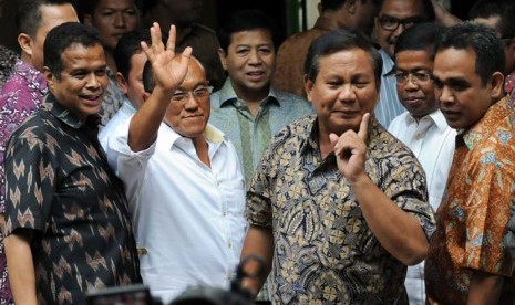 Ketua Dewan Pembina Partai Gerindra Prabowo Subianto (kedua kanan) bersama Ketua Umum Partai Golkar Aburizal Bakrie (kedua kiri) didampingi jajaran petinggi kedua partai memberikan keterangan pers usai melakukan pertemuan tertutup di kediaman Aburizal, Men