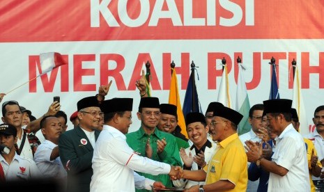 Ketua Dewan Pembina Partai Gerindra Prabowo Subianto (keempat kiri) menerima naskah kesepakatan Koalisi Permanen Merah Putih yang diwakili Ketua Umum Partai Golkar Aburizal Bakrie (kedua kanan) di Pelataran Tugu Proklamasi, Jakarta, Senin (14/7). 