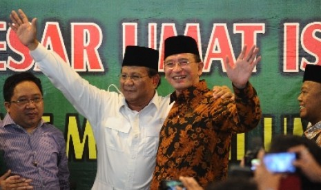 Ketua Dewan Pembina Partai Gerindra Prabowo Subianto (kiri), Ketua Umum PPP Suryadharma Ali (kanan) melakukan salam usai konfrensi pers di kantor DPP PPP, Jakarta, Jumat (18/4). PPP menyatakan berkoalisi dengan partai Gerindra dan siap mendukung pencapresa