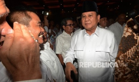  Ketua Dewan Pembina Partai Gerindra Prabowo Subianto menyalami kader saat mengikuti Rapat Kader dengan tema Gerindra DKI Jakarta siap memenangkan Pilkada DKI Jakarta 2017 dan Pilpres 2019 di JIEXPO Kemayoran, Jakarta, Ahad (8/1). 