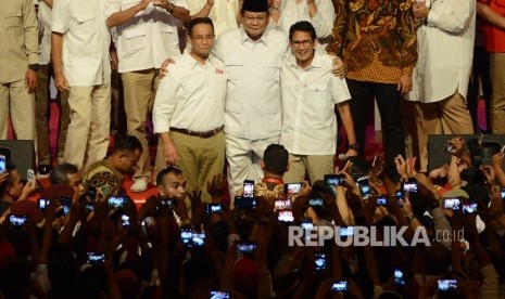 Ketua Dewan Pembina Partai Gerindra Prabowo Subianto (tengah) berfoto bersama Calon Wakil dan Gubernur DKI Sandiaga Uno (kanan), dan Anies Baswedan (kiri) seusai mengikuti Rapat Kader dengan tema Gerindra DKI Jakarta siap memenangkan Pilkada DKI Jakarta 