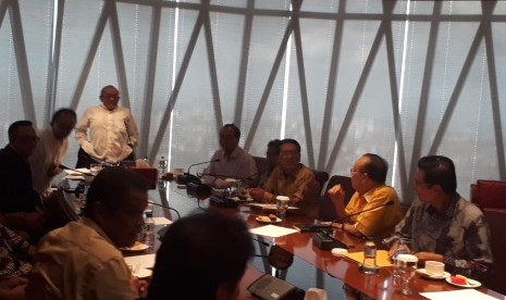 Ketua Dewan Pembina Partai Golkar Aburizal Bakrie memimpin rapat bersama dengan Dewan Pembina Partai Golkar di Bakrie Tower lantai 46, Kuningan, Jakarta Selatan, Jumat (24/11).