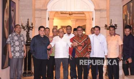 Ketua Dewan Pembina Partai Golkar Aburizal Bakrie (tengah) berjabat tangan dengan Ketua Tim Kampanye Nasional (TKN) Jokowi-Ma'ruf Amin Erick Thohir (kedua kiri) dan Sekretaris TKN Hasto Kristiyanto (keempat kanan) disaksikan perwakilan parpol-parpol Koalisi Indonesia Kerja usai pertemuan tertutup di Jakarta, Senin (8/10). 