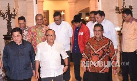 Ketua Dewan Pembina Partai Golkar Aburizal Bakrie (tengah) berjalan bersama Ketua Tim Kampanye Nasional (TKN) Jokowi-Ma'ruf Amin Erick Thohir (kiri), Sekretaris TKN Hasto Kristiyanto (kanan) dan perwakilan parpol-parpol Koalisi Indonesia Kerja usai pertemuan tertutup di Jakarta, Senin (8/10).