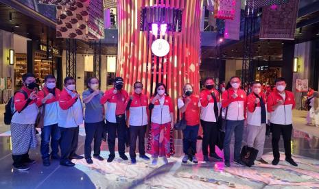 Ketua Dewan Pembina Pengurus Provinsi Wushu DKI Jakarta Yanti Airlangga (enam dari kanan) bersama atlet wushu DKI Jakarta peraih medali di PON XX Papua, Sabtu (16/10).