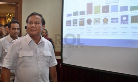   Ketua Dewan Pembina sekaligus Capres Partai Gerindra Prabowo Subianto melakukan pengarahan dan pengawasan perhitungan cepat sementara Pemilihan Umum Legislatif di kantor DPP Partai Gerindra, Jakarta Selatan, Rabu (9/4). (Republika/Yasin Habibi)