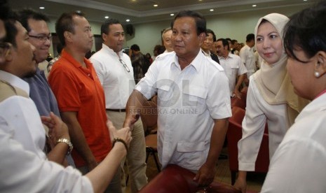 Ketua Dewan Pembina sekaligus Capres Partai Gerindra Prabowo Subianto melakukan pengarahan di kantor DPP Partai Gerindra, Jakarta Selatan, Rabu (9/4). (Republika/Yasin Habibi)