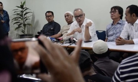 Ketua Dewan Pembina Tim Pengacara Muslim (TPM), Mahendradatta (ketiga kanan)