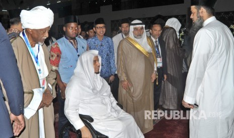 Ketua Dewan Pembina Yayasan Al Manarah Al Islamiyah Arab Saudi, Syaikh Khalid Al Hamudi (ketiga kiri), mantan Presiden Sudan, Abdel Rahman Swar Al-Dahab (kiri), Gubernur Sumbar Irwan Prayitno (keempat kiri), berbincang bersama ulama lainnya, pada pertemuan Ulama dan Da'i dunia (Multaqa Da'i) ke-3, di Masjid Raya Sumatera Barat, di Padang, Senin (17/7). 