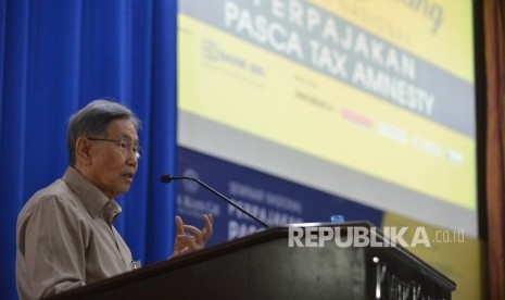 Ketua Dewan Pembina Yayasan Institut Bisnis Indonesia Kwik Kian Gie memberikan kata sambutan saat menjadi keynote speech dalam Seminar Nasional Perpajakan Pasca Tax Amnesty yang digelar di Auditorium Kwik Kian Gie School of Business, Jakarta, Rabu (10/5).