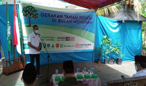 Ketua Dewan Pembina Yayasan Muslim Sinar Mas Land (YMSM), Saleh Husin di sela Peringatan Hari Menanam Pohon dan Pencanangan Gerakan Menanam Pohon buah di Bulan Menanam yang digelar Lembaga Penanggulangan Bencana dan Perubahan Iklim (LPBI) Pengurus Cabang Nahdlatul Ulama Tangerang Selatan di Pondok Pesantren Al Tsaniyah, Serpong.