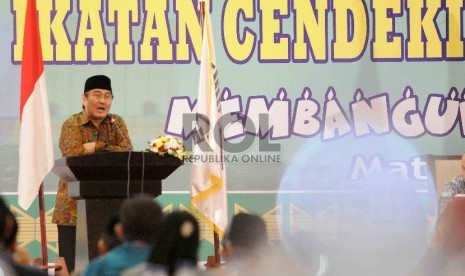  Ketua Dewan Penasehat Ikatan Cendekiawan Muslim se-Indonesia (ICMI) Jimly Asshiddiqie memberikan sambutannya dalam pra muktamar keenam dan milad ke-25 ICMI di di Mataram, Nusa Tenggara Barat, Jumat (11/12).