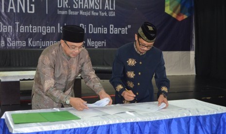 Ketua Dewan Pendiri Sekolah Insan Cendekia Madani (ICM) Tamsil Linrung menandatangani perjanjian kerjasama dengan Presiden Nusantara Foundation Shamsi Ali