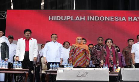 Ketua Dewan Pengarah Badan Pembinaan Ideologi Pancasila (BPIP) Prof Dr (HC) Megawati Soekarnoputri memberikan pengarahan pada peringatan Hari Desa Nasional Ke-9, kepada 216 perwakilan Kabupaten/Kota seluruh Indoesia, 33 Provinsi, dan 41 ribu Kepala Desa dan Perangkat Desa, di Gelora Bung Karno, Ahad (19/3/2023).