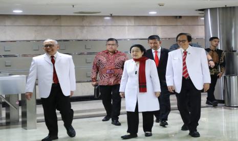 Ketua Dewan Pengarah Badan Riset dan Inovasi Nasional (BRIN) Prof. Dr. (H.C) Megawati Soekarnoputri melantik Wakil Kepala BRIN Laksamana Madya (Laksdya) Amarulla Octavian di Gedung BRIN, Jakarta Pusat, Kamis (3/8/2023).