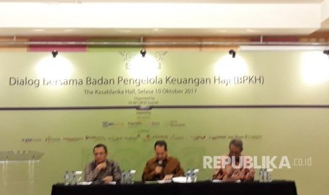 (Ki-ka) Direktur Hajj People Bambang Hamid, Wakil Ketua Komisi VIII DPR Iskan Qabla Lubis, Koordinator Badan Pelaksana BPKH Anggito Abimanyu, dan Plt Dirut BNI Syariah Abdullah Firman Wibowo membuka Islamic Tourism Expo 2017 di Kota Kasablanka, Jakarta, Selasa (10/10).