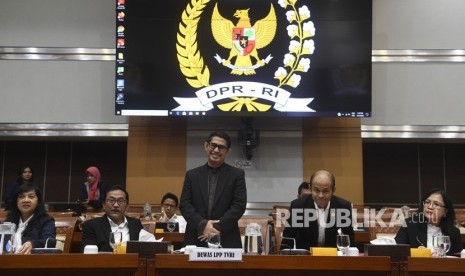 Ketua Dewan Pengawas Lembaga Penyiaran Publik TVRI Arief Hidayat (tengah) bersama anggota Made Ayu Dwie Mahenny (kiri), Maryuni Kabul Budiono (kedua kiri), Pamungkas Trishadiatmoko (kedua kanan) dan Supra Wimbarti (kanan) bersiap mengikuti rapat dengar pendapat dengan Komisi I DPR di Kompleks Parlemen Senayan, Jakarta, Selasa (21/1/2020). 