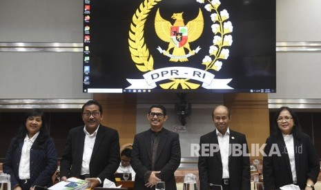 Ketua Dewan Pengawas Lembaga Penyiaran Publik TVRI Arief Hidayat (tengah) bersama anggota Made Ayu Dwie Mahenny (kiri), Maryuni Kabul Budiono (kedua kiri), Pamungkas Trishadiatmoko (kedua kanan) dan Supra Wimbarti (kanan) bersiap mengikuti rapat dengar pendapat dengan Komisi I DPR di Kompleks Parlemen Senayan, Jakarta, Selasa (21/1/2020). 