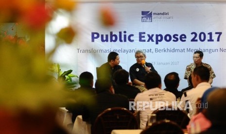 Ketua Dewan Pengurus Mandiri Amal Insani (MAI) Foundation Abdul Ghofur, Dewan Pembina MAI Foundation Tedi Nurhikmat dan Dewan Pembina MAI Foundation Tardi (dari kiri) menyampaikan Public Expose 2017 di Jakarta, Jumat (13\1). 