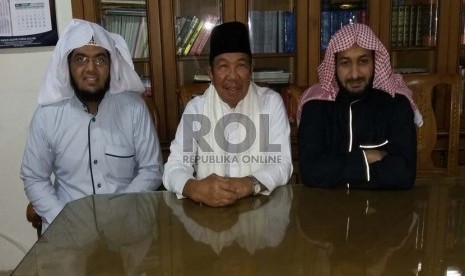 Ketua Dewan Pengurus Masjid Agung Sunda Kelapa (MASK) H M Aksa Mahmud (tengah) bersama dua imam dari Madinah, yakni  Syekh Essam Almezgagi (kanan) dan Syekh Abdulaziz Al Ariqi.       