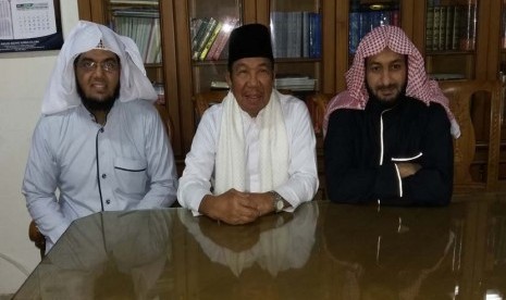 Ketua Dewan Pengurus Masjid Agung Sunda Kelapa (MASK) H M Aksa Mahmud diapit oleh dua imam dari Madinah, yakni Syekh  Essam Almizjaji  (kanan) dan   Syekh Abdulaziz Aloreqi.