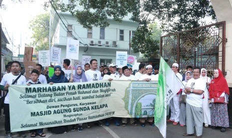 Ketua Dewan Pengurus Masjid Agung Sunda Kelapa (MASK), H M Aksa Mahmud, melepas kegiatan jalan sehat dalam rangka Tarhib Ramadhan 1439 H, Ahad (13/5).