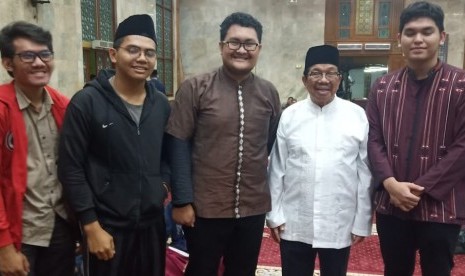 Ketua Dewan Pengurus Masjid Agung Sunda Kelapa (MASK), H M Aksa Mahmud (berbaju putih) bersama beberapa mahasiswa UI.