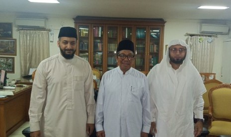 Ketua Dewan pengurus MASK, H  M Aksa Mahmud (tengah) bersama  Syeikh Essam Al Mizgagi (kiri) dan Syeikh Kamal Al Yahya.