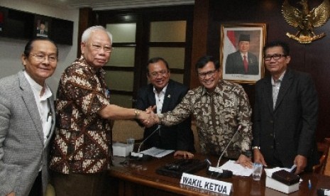 Ketua Dewan Pers Indonesia Bagir Manan (kedua kiri).