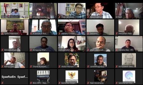 Ketua Dewan Pers Mohammad Nuh bersama para konstituen melakukan video conference dengan Menko Perekonomian Airlangga Hartarto, Sabtu (11/4). Para konstituen yang hadir antara lain dari Persatuan Wartawan Indonesia, Ikatan Jurnalis Televisi Indonesia, Aliansi Jurnalis Independen, Serikat Perusahaan Pers, Asosiasi Televisi Swasta Indonesia, Serikat Media Siber Indonesia, Pewarta Foto Indonesia serta Forum Pemred.