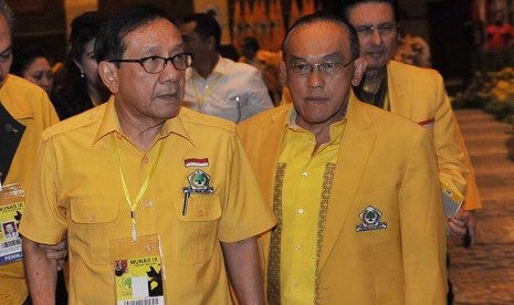  Ketua Dewan Pertimbangan DPP Partai Golkar Akbar Tandjung (kiri) berbincang dengan Ketua Umum Partai Golkar Aburizal Bakrie (kanan) dalam Musyawarah Nasional (Munas) IX Partai Golkar di Nusa Dua, Bali, Selasa (2/12). 