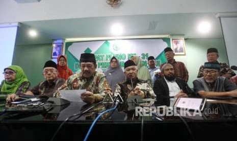 Ketua Dewan Pertimbangan Majelis Ulama Indonesia Din Syamsuddin (ketiga kanan) bersama Sekretaris Dewan Pertimbangan Majelis Ulama Indonesia Noor Achmad (ketiga kiri).