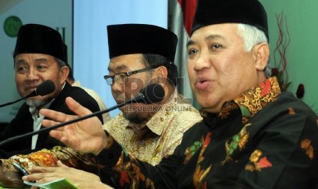 Ketua Dewan Pertimbangan Majelis Ulama Indonesia (Ketua Wantim MUI) Din Syamsuddin (kanan) didampingi Wakil Ketua Wantim MUI Didin Hafiduddin (tengah) dan Anggota Wantim MUI Maman Abdurrahman, memberikan keterangan pers pada tentang konsep bela Negara, di 